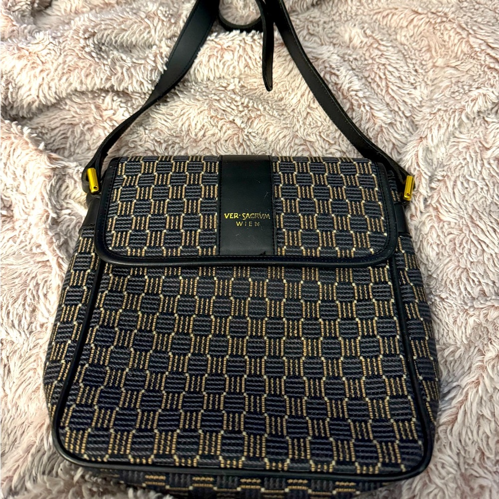 Australia- Ver Sacrvm Wien Vint Luxury Crossbody bag. Like new